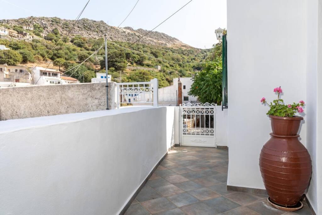 Δροσιά Villa Koronos Bagian luar foto